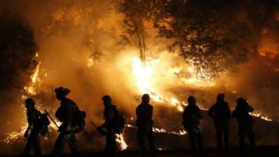 Miles de bomberos intentan contener el fuego que ha arrasado con más de 40,000 hectáreas de bosque en California.