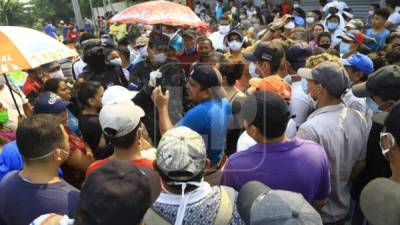 Decenas de habitantes de la colonia López Arellano en Choloma, Cortés, realizaron este día una protesta, en medio del toque de queda absoluto por coronavirus, para exigir a las autoridades alimentos que se distribuyen como la 'bolsa solidaria'.