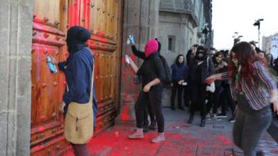 Mujeres protestan este vienes, en las puertas de Palacio Nacional, de Ciudad de México (México). EFE/Jorge Nuñez