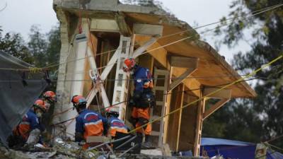 MEX60. CIUDAD DE MÉXICO (MÉXICO), 23/09/2017.- Brigadistas japoneses reanudan labores de rescate en un conjunto multifamiliar de Tlalpan hoy, sábado 23 de septiembre de 2017, en Ciudad de México (México). Un nuevo sismo de magnitud 6,4 sacudió hoy el centro y sur de México desatando las alarmas apenas cuatro días después del poderoso terremoto de 7,1 que ha causado hasta el momento alrededor de 300 víctimas. EFE/José Méndez