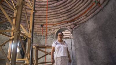 La mexicana Teresa Guzmán Antonio posa en la que será su nueva vivienda construída de arcilla, en la ciudad de Ixtaltepec, en el sureños estado de Oaxaca (México) hoy, martes 20 de marzo de 2018. EFE.