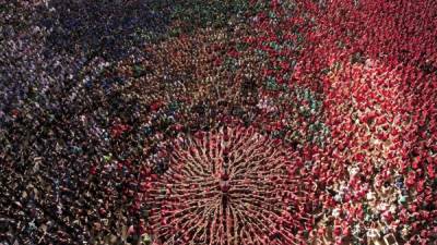 Los 'castells' (castillos) son torres humanas formadas por 'colles' (Pandillas) de distintos pueblos de la Cataluña interior.