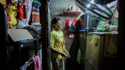 Pham Quoc Cong vive con seis miembros de su familia en una habitación de 2m2 en Ciudad Ho Chi Minh, la antigua Saigón. Es el sacrificio que tiene que hacer para permanecer en el centro de una de las ciudades asiáticas donde los precios de la vivienda se disparan.