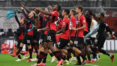 El AC Milan celebró la victoria con sus seguidores que llegaron al San Siro. Foto AFP.