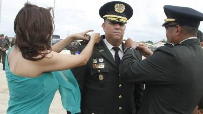 Juan Ramón Mejía recibe sus insignias que lo acreditan como teniente coronel. Fotos: José Cantarero