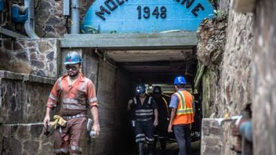 Un grupo de mineros sale de su jornada de trabajo en un yacimiento ubicado en Las Vegas, Santa Bárbara.