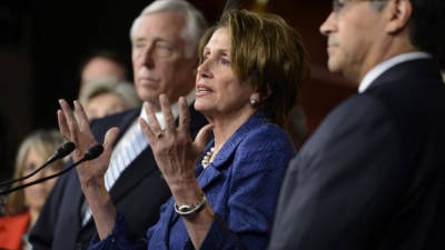 La líder de la minoría demócrata en la cámara baja, Nancy Pelosi, pronuncia unas palabras durante una rueda de prensa en el Capitolio, Washington DC.