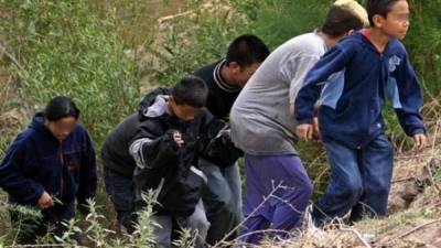 Decenas de niños cruzan solo la frontera hacia Estados Unidos.
