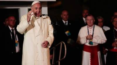 El papa Francisco habla a su llegada a la Nunciatura Apostólica en la capital, tras su visita a Villavicencio, donde escuchó los testimonios de algunas de las víctimas del conflicto y donde lideró una misa campal ante cerca de 650.000 personas. El pontífice ofrecerá eucaristías en Medellín y Cartagena durante su visita de cinco días al país. EFE