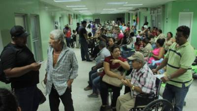 acientes en la sala de espera de las cinco emergencias del hospital Mario Catarino Rivas. Foto: La prensa