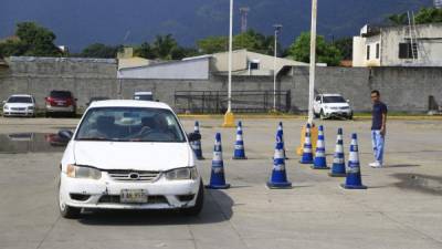 Ejercicio. Irvin Romero hace maniobras para estacionar el vehículo entre los ocho conos. Fotos: Melvin Cubas