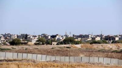 Vista de la ciudad siria de Qamishli, capital del territorio habitado por kurdos en el noreste de Siria, desde el lado turco de la frontera. EFE/ Ilya U.Topper/Archivo