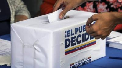 Un grupo de personas participan en una votación hoy 16 de julio del 2017 en Caracas (Venezuela). EFE