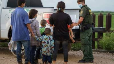 Actualmente, los casos de los extranjeros que cruzan ilegalmente la frontera y piden asilo pasan a la consideración de jueces de inmigración.