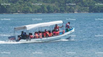 Las playas de la ciudad de Tela, Atlántida, comienzan a llenarse después de que miles de personas salieran de sus trabajos en el mediodía de este miércoles.