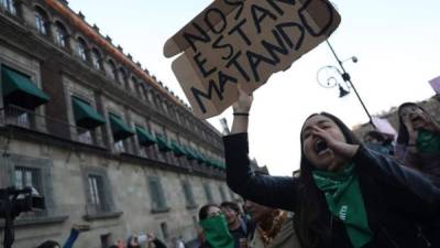 Colectivos y organizaciones feministas protestan este martes frente al Palacio Nacional por la muerte de Fátima, la niña de siete años cuyo cuerpo fue localizado el pasado fin de semana, en Ciudad de México, México. EFE/ Sáshenka Gutiérrez.