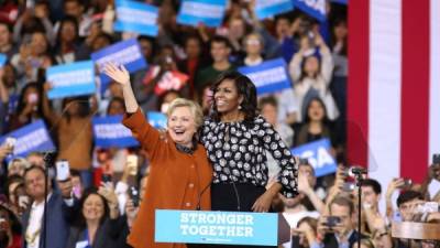 Hillary Clinton capitaliza el pedigrí de una de las figuras más populares de la política estadounidense, Michelle Obama. Fotos: AFP