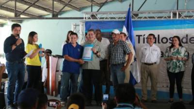 El presidente Juan Orlando Hernández entregó personalmente las escrituras a varios de los beneficiados. Fotos: Melvin Cubas.