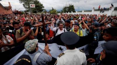 Migrantes hondureños celebran que policías les permiten seguir su travesía ayer lunes 15 de octubre de 2018, a pocos kilómetros de Esquipulas (Guatemala).