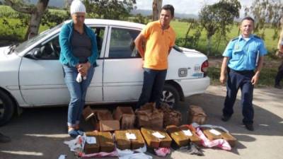 Sandra del Socorro Molina Bustillo (53) junto a los proyectiles decomisados. Imagen del diario La Prensa de Nicaragua/ Alina Lorío.