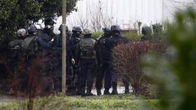 Agentes de policía se preparan para asaltar una zona industrial en Dammartin-en-Goele (noreste de París), donde los presuntos autores de la masacre de 'Charlie Hebdo', los hermanos Kouach, podrían haber tomado rehenes en una de las empresas, hoy, 9 de enero de 2015.