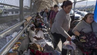 Pese a que Donald Trump decretó el fin de los pedidos de asilo para quienes ingresen ilegalmente a Estados Unidos, más de 200 migrantes no pierden la esperanza y acampan desde hace dos semanas en el puente internacional Paso del Norte, en la frontera entre Ciudad Juárez (México) y El Paso (Texas).