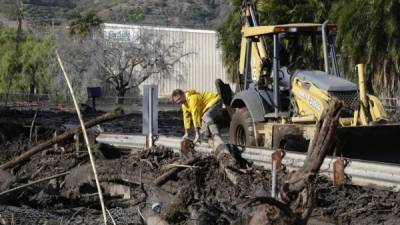 En Carpenteria, California, una fuerte tormenta causó deslaves e inundaciones afectando a miles de personas.