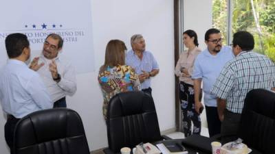 Ebal Díaz, Roberto Zacapa, Pyubani Williams y Medardo Gonzales durante la reunión en el IHTT.
