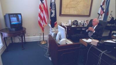El exvicepresidente Dick Cheney observa desde su oficina los primeros reportes sobre el impacto de un avión en una de las torres gemelas.