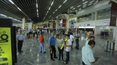El aeropuerto Villeda Morales es uno de los más activos del país con un tráfico anual de 700 mil pasajeros. Fotos: Melvin Cubas.