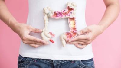 Los síntomas más frecuentes son las alteraciones en el hábito intestinal y cambios en la formación de las heces.
