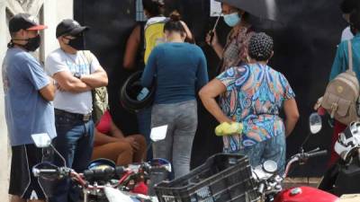 Personas hacen fila para ser atendidos en el Hospital Psiquiátrico Mario Mendoza, este viernes en la ciudad de Tegucigalpa (Honduras). EFE