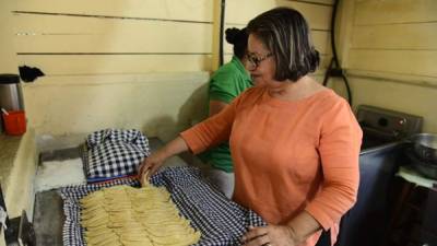 Los bocadillos se mantienen crudos para freírlos y servirlos calientes cuando el cliente los pide.