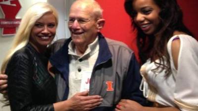 El anciano con las dos chicas en la estación de radio en Illinois, Estados Unidos.