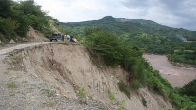 Carreteras de El Paraiso también sufieron daños.