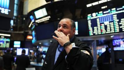 Un corredor de bolsa en Nueva York observa nerviosamente los resultados de las cotizaciones en el inicio del a jornada en Wall Street.