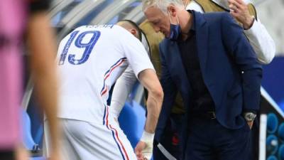 Benzema fue sustituido por lesión a una semana de debutar en la Eurocopa ante Alemania. Foto AFP.