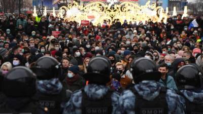 Casi 3,500 partidarios del opositor encarcelado Alexéi Navalni fueron detenidos en Rusia durante una serie de protestas marcadas por episodios de violencia y choques con la policía. Foto AFP