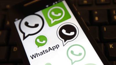 Una pantalla de móvil con imágenes relacionadas con WhatsApp. EFE/Archivo