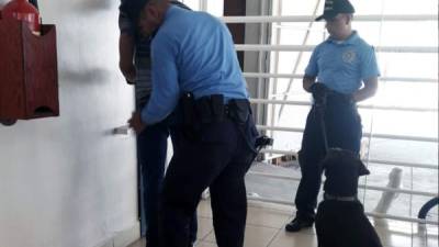 La policía requirió al sospechoso.