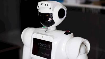 Un robot dispensador de detección de fiebre y desinfectante de manos, en la compañía Reliable Robotics en Dubai, Emiratos Árabes Unidos, el 28 de mayo de 2020.