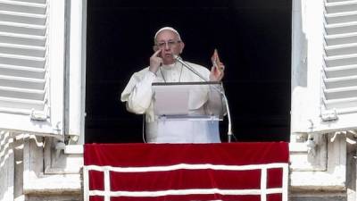 El papa Francisco saludaba este domingo a los fieles al término del tradicional rezo del Angelus en la Plaza de San Pedro del Vaticano.