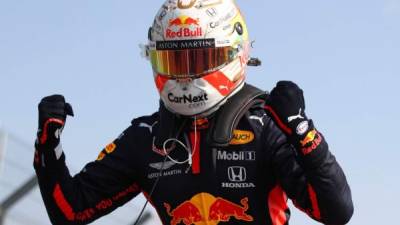 El holandés Max Verstappen (Red Bull) celebró por todo lo alto el primer lugar. Foto AFP.