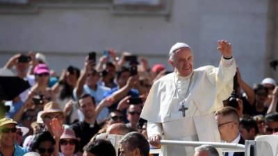 El papa Francisco saluda a los fieles, antes de presidir la audiencia general de los miércoles en la Plaza de San Pedro del Vaticano este 21 de junio. EFE