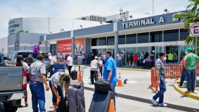El aeropuerto internacional Villeda Morales está teniendo un alto tráfico de pasajeros. Foto: José Cantarero