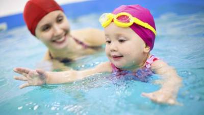 La natación es uno de los deportes más recomendados para los niños.