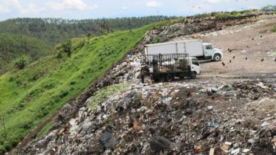 En la actualidad el botadero de basura está colapsado, representando una contaminación ambiental para la zona y sus alrededores. Foto: Marlon Laguna Salgado
