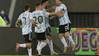 Lionel Messi festejó con sus compañeros el golazo que marcó. Foto AFP.