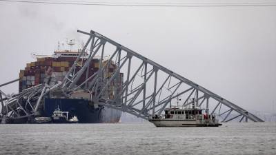 Equipos de rescate buscan a los seis trabajadores desaparecidos tras el derrumbe de un puente en Baltimore.