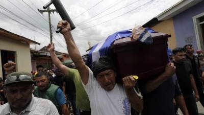 Manifestantes cargan el féretro de una persona muerta durante las protestas en la ciudad de Masaya.